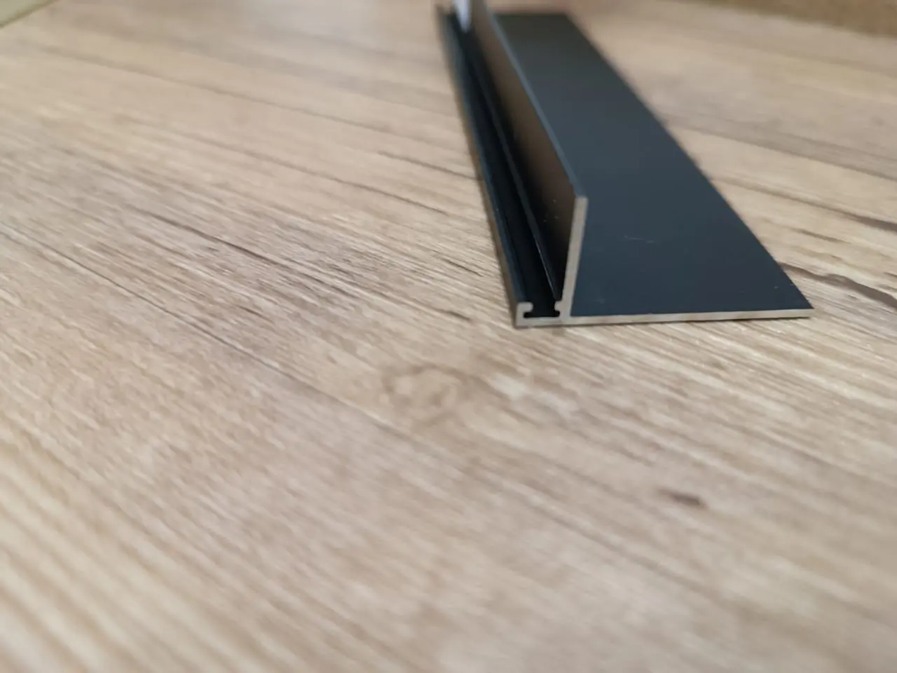 Микроплинтус L образной формы черный эмаль RAL 9005 27-87-34