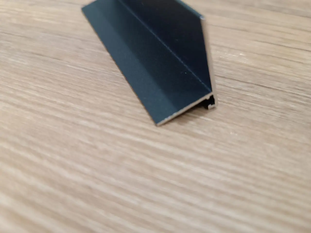 Микроплинтус L образной формы черный эмаль RAL 9005 27-87-34