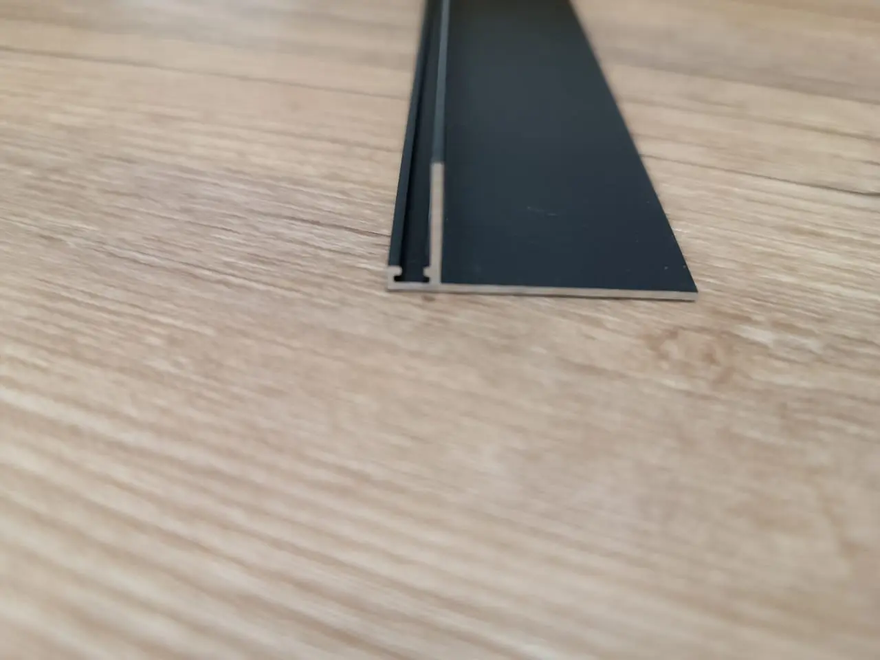 Микроплинтус L образной формы черный эмаль RAL 9005 27-87-34