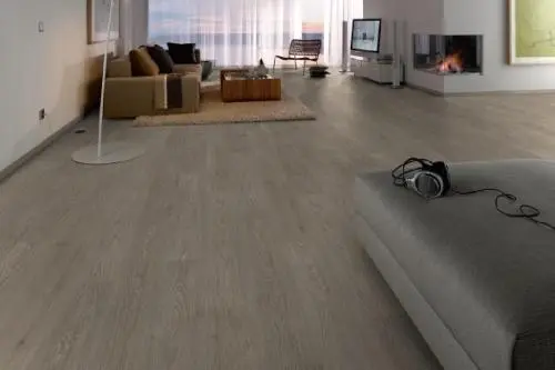 Ламинат Egger Pro Classic 12/33 4V RUS Дуб Чезена Серый EPL150 в интерьере