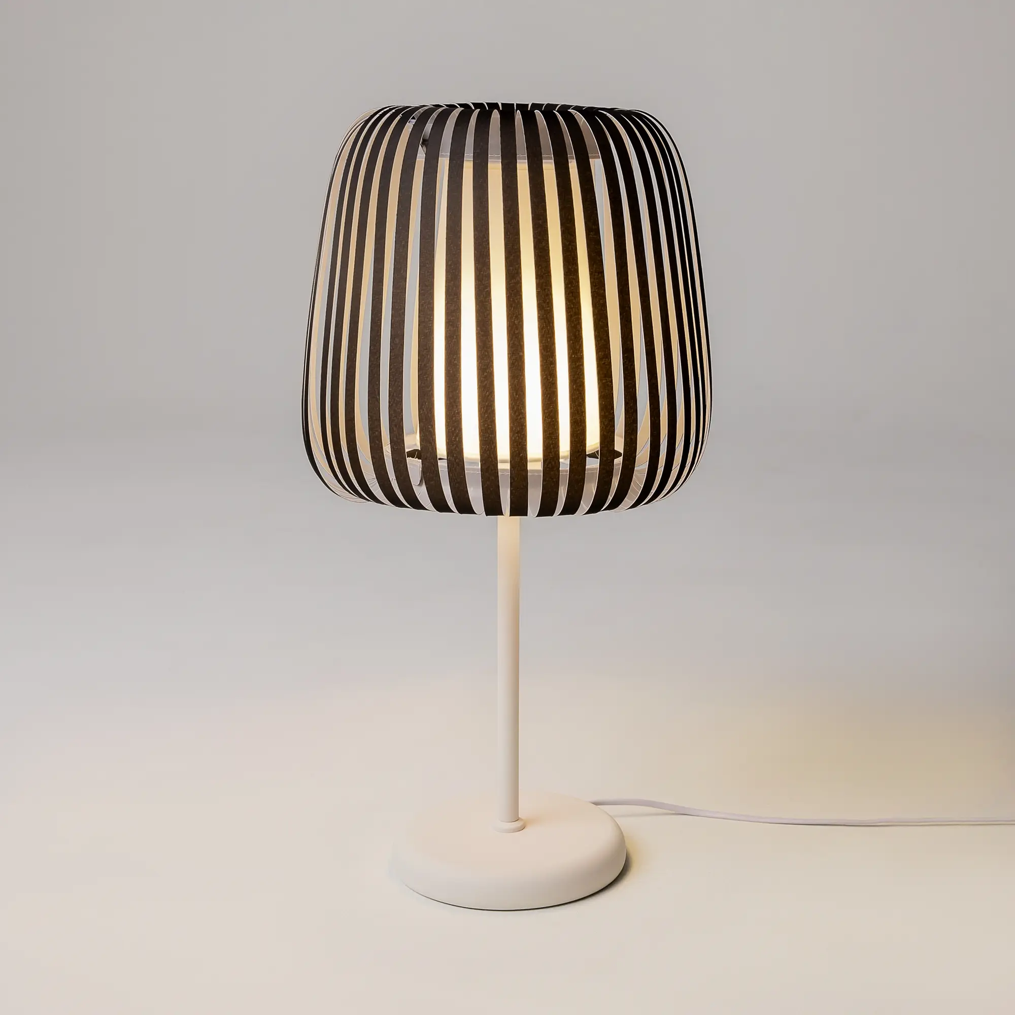 Настольный светильник Maytoni MOD409TL-01B