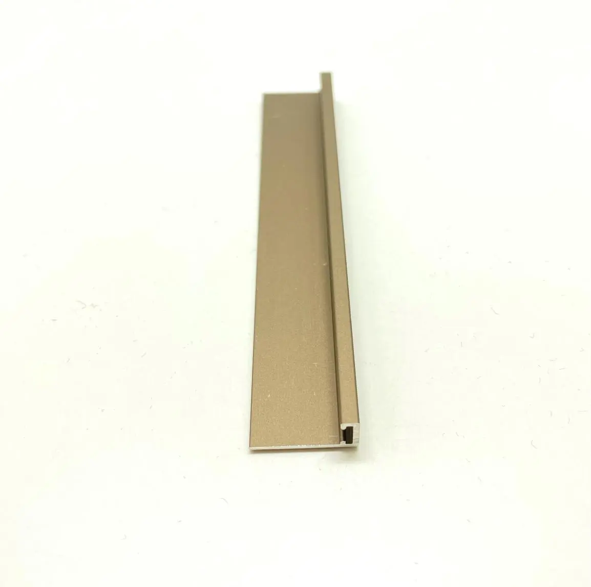 Микроплинтус напольный  алюминиевый с пружинами  анодированный  цвет шампань  светлый