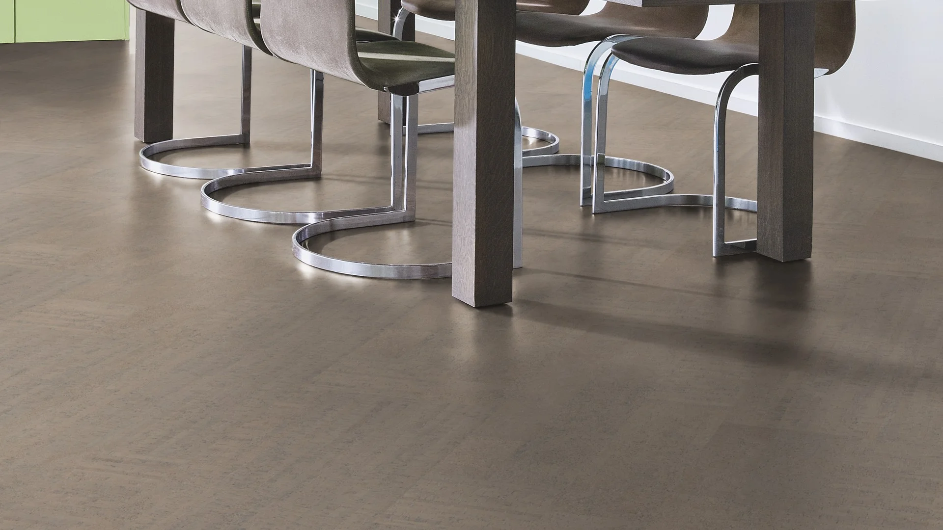 Замковый пробковый пол Wicanders Cork Essence Fashionable Cement C85L001 в интерьере