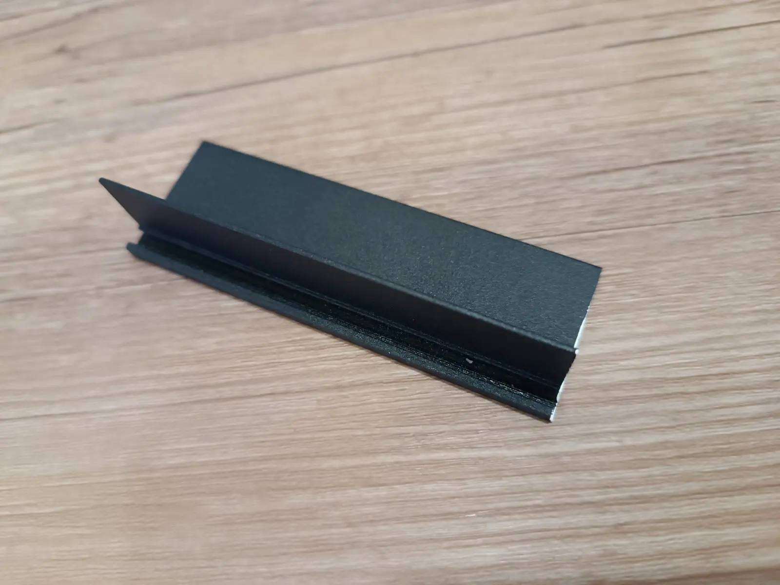 Микроплинтус L образной формы черный эмаль RAL 9005 27-87-34