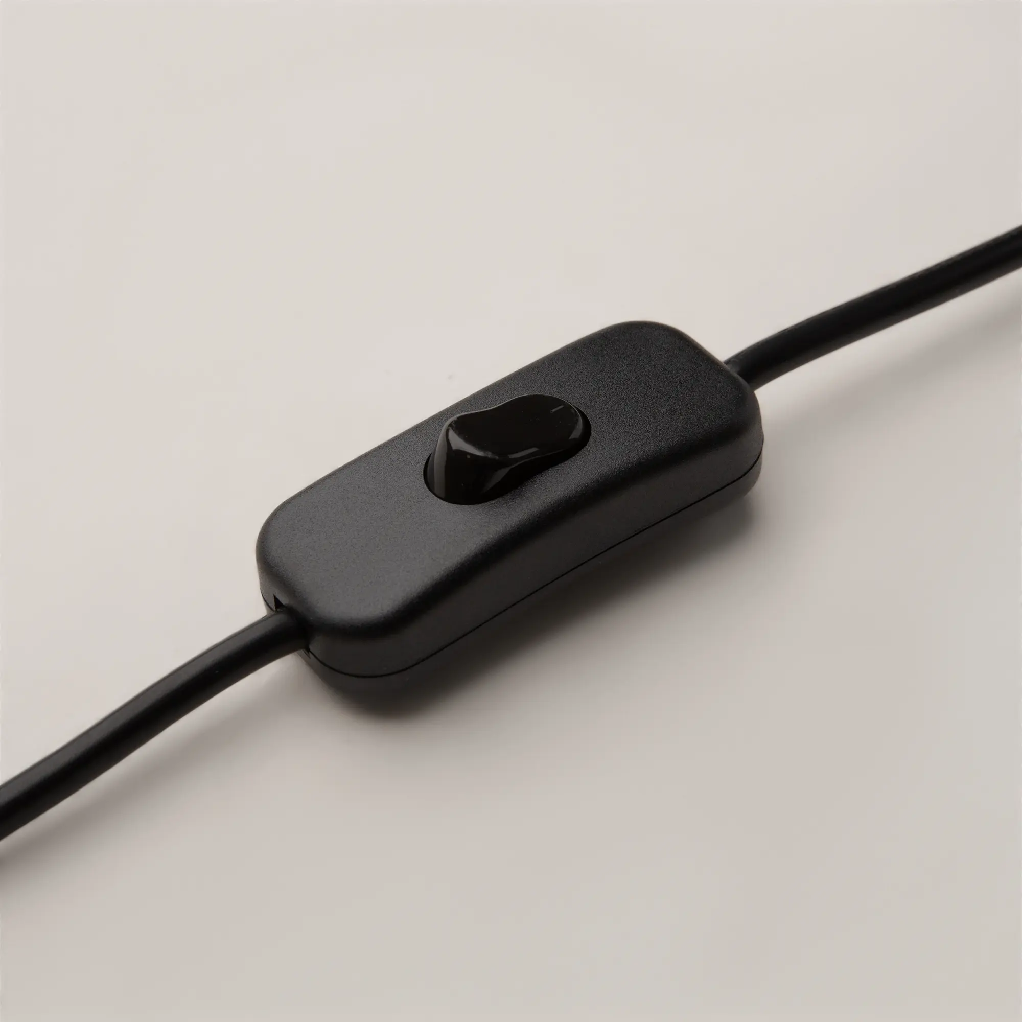 Настольный светильник Maytoni MOD126TL-01B