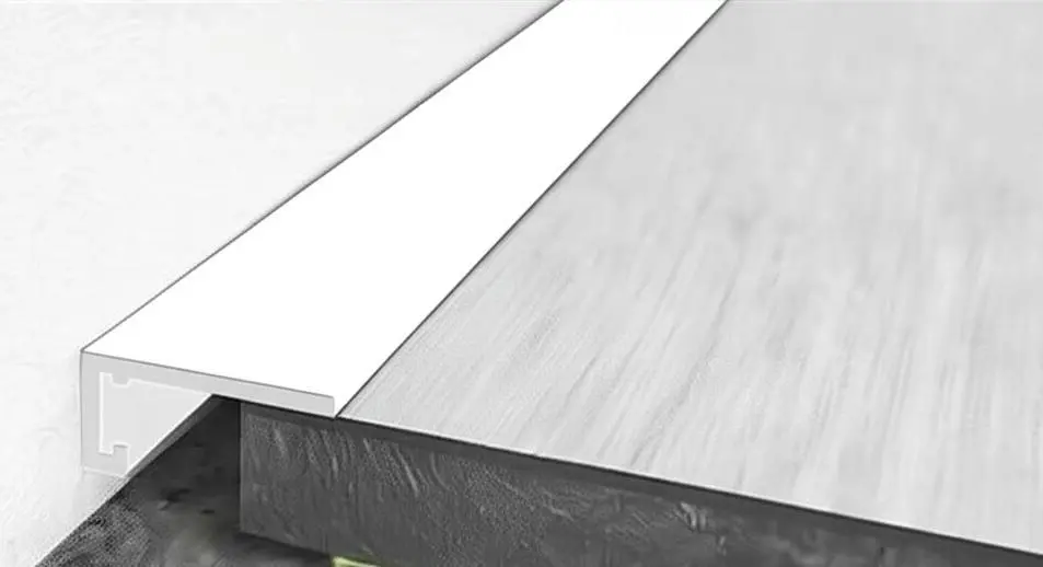 Новинка — микроплинтус анодированный, черный и белый муар по суперцене