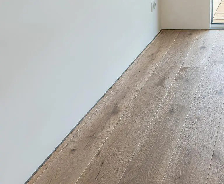 Микроплинтус для ламината в Москве