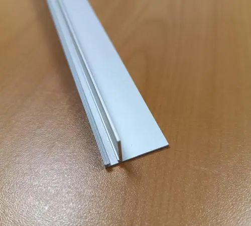 Микроплинтус L образной формы серебристый анодированный