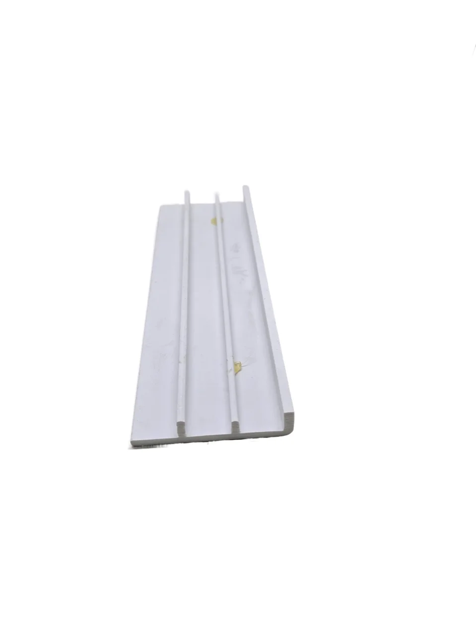 Пластиковый плинтус напольный недорогой