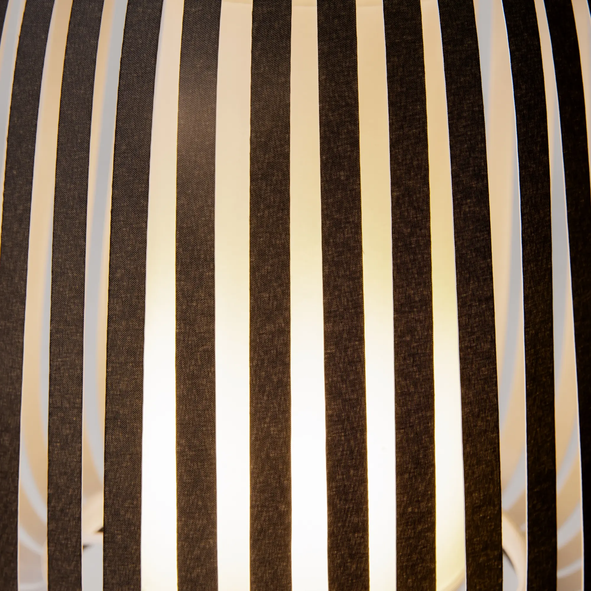 Настольный светильник Maytoni MOD409TL-01B