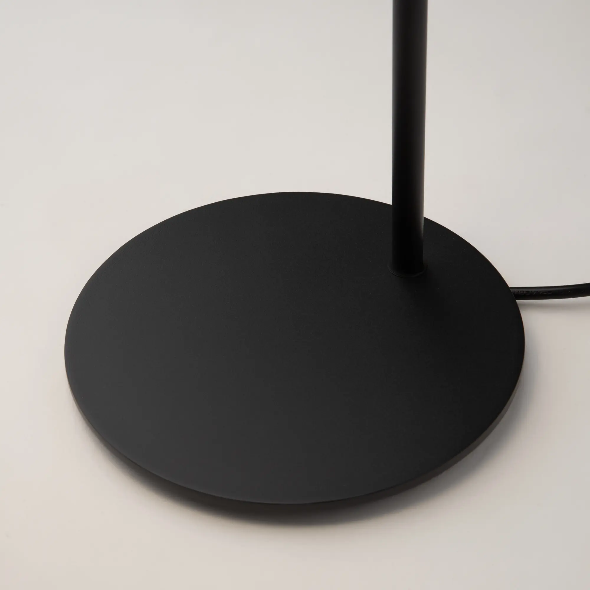 Настольный светильник Maytoni MOD126TL-01B