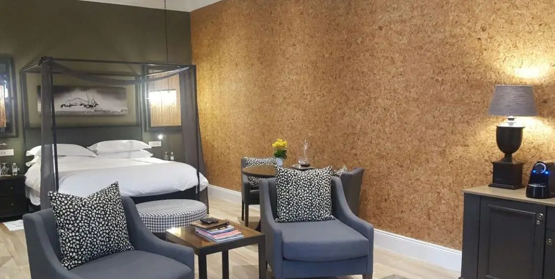 Как наклеить пробковые пластины на стены