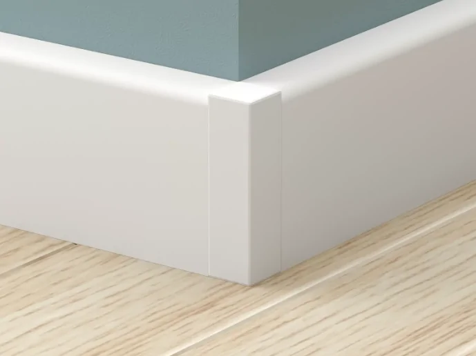 Прямой белый плинтус