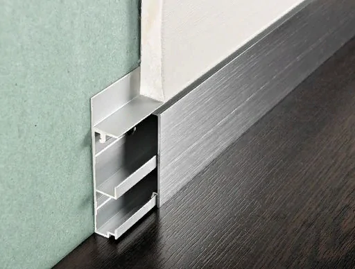 Скрытый плинтус с ламинатом