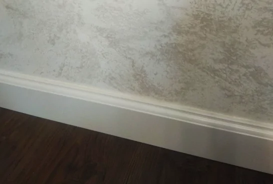 МДФ плинтус в гостиной