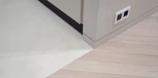 Скрытый алюминиевый плинтус черный