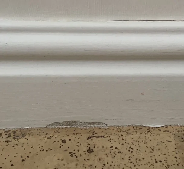 Белый плинтус какой краской красить